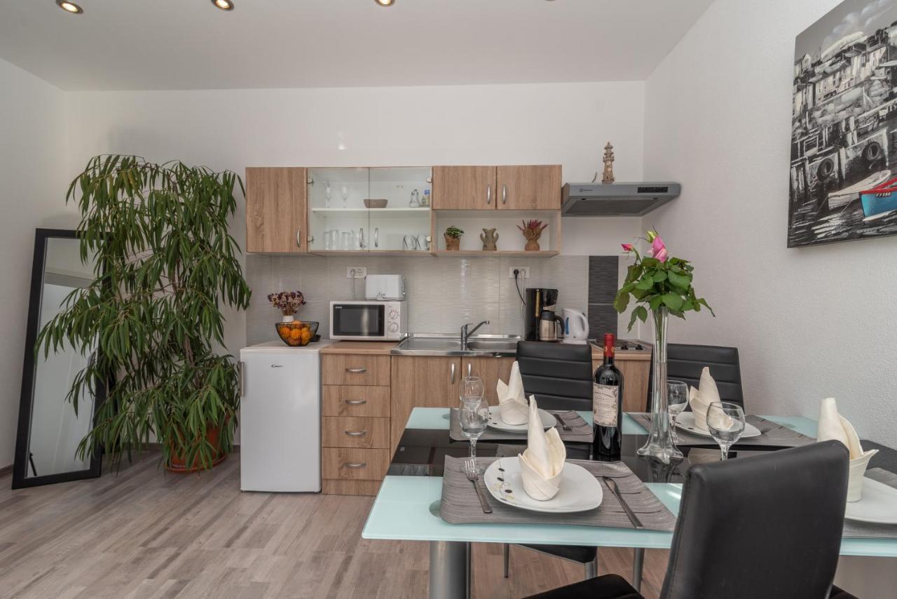 Apartments Bruna โตรกีร์ ภายนอก รูปภาพ