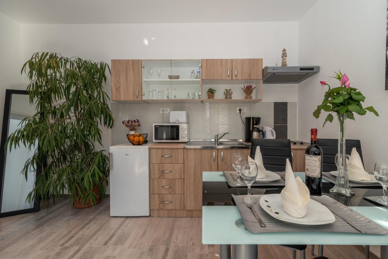 Apartments Bruna โตรกีร์ ภายนอก รูปภาพ