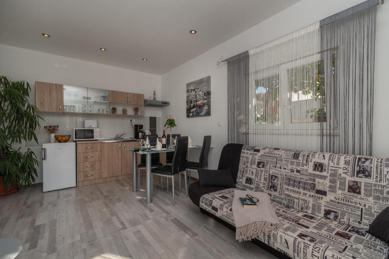 Apartments Bruna โตรกีร์ ภายนอก รูปภาพ