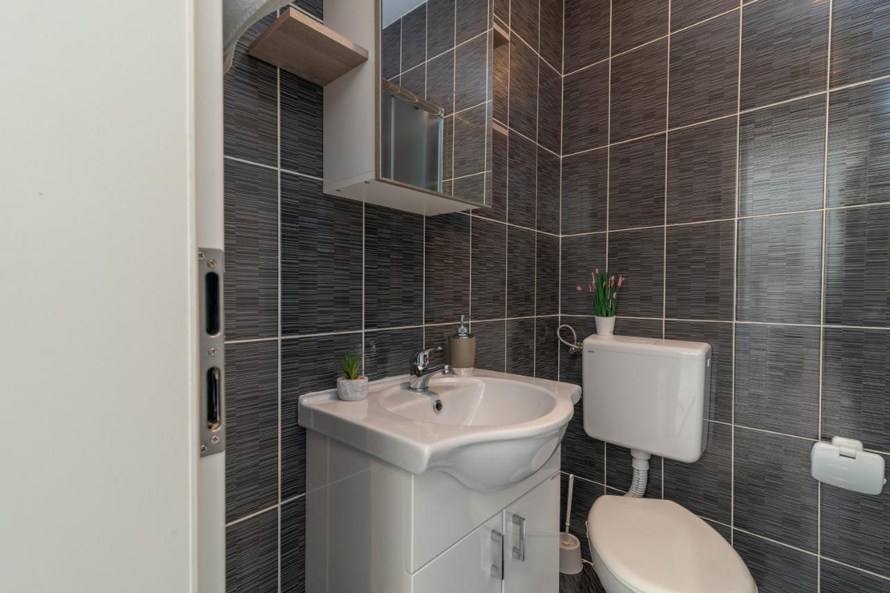 Apartments Bruna โตรกีร์ ภายนอก รูปภาพ